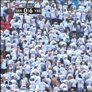 De espaldas los hinchas del Santos como protesta