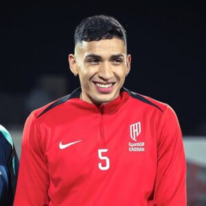 Equi Fernández con la ropa del Al Qadisiya