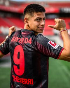 Claudio Echeverri con la 9 del Bayer Leverkusen