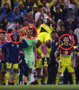 Los compañeros de Maximin festejando su gol