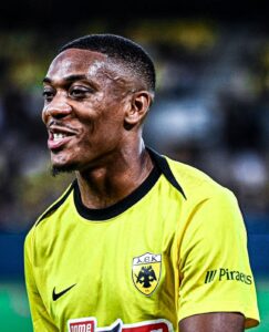 Martial con la camiseta del EAK Atenas