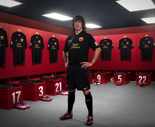 Carles Puyol modela el primer kit negro del Barcelona en la historia