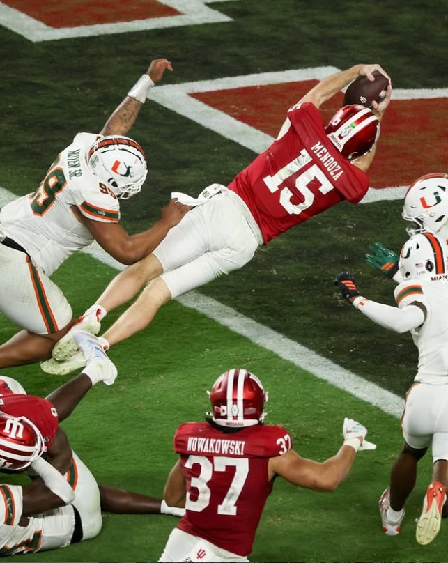 Fernando Mendoza le dio el título a su equipo con un acarreo decisivo en el último cuarto.