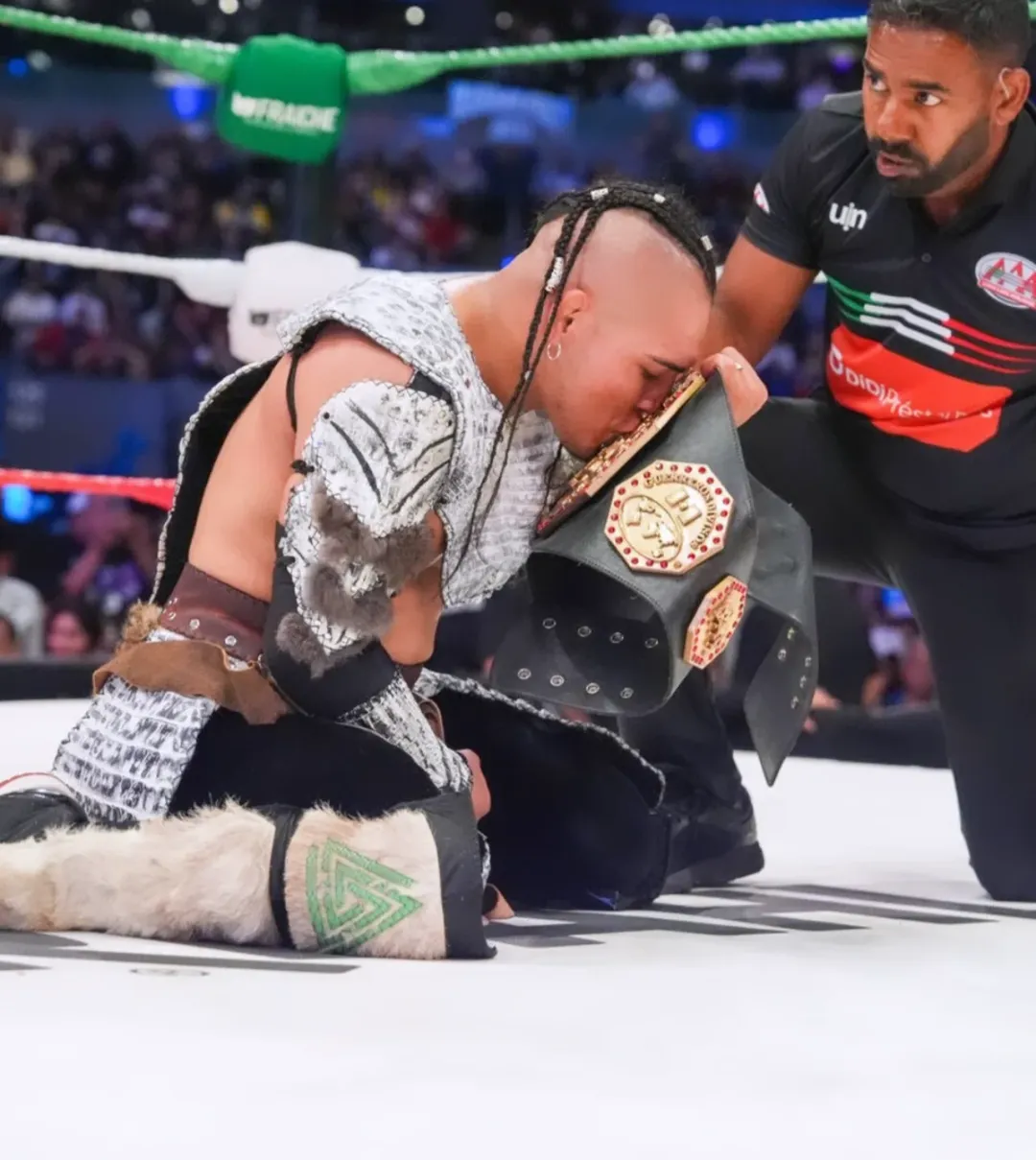 Hijo del Vikingo rudo ganando el Megacampeonato de AAA