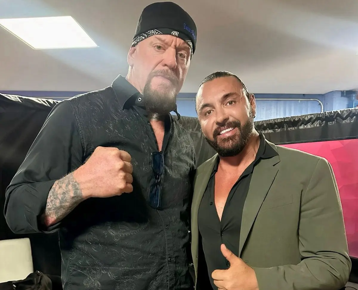 Undertaker con Latin Lover, actual director de Talento de la AAA