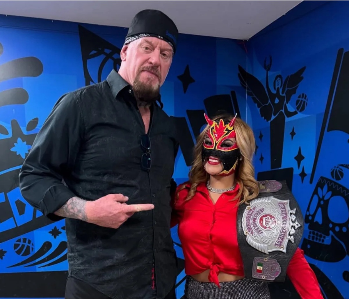 Undertaker ha participado en varios eventos de la AAA, aquí con Lady Flammer en el gimnasio Juan de la Barrera