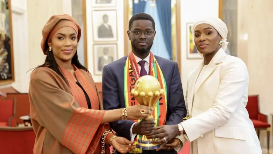 El presidente de Senegal celebró el título acompañado de su dos esposas