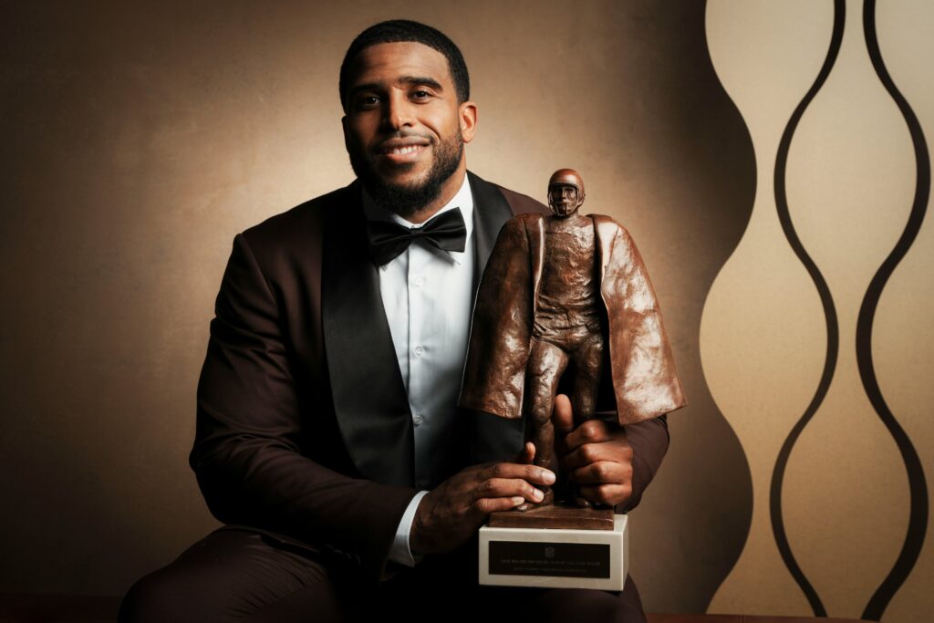Bobby Wagner de los Commanders fue reconocido con el premio Walter Payton 2026 por su labor en favor de la comunidad