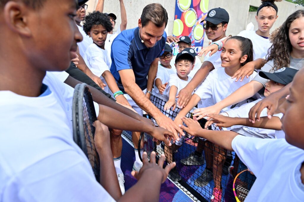 Desde su retiro, Roger Federer se ha dedicado a promover el tenis entre niños en comunidades de escasos recursos