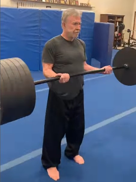 A pesar de su edad, Chuck Norris siempre estuvo pendiente de su cuerpo.