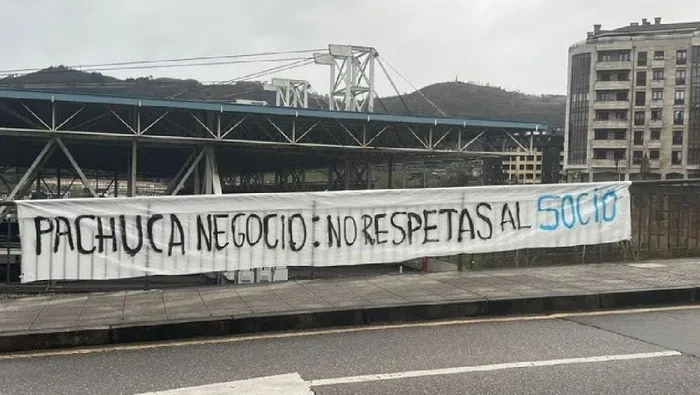 Afición del Oviedo protesta contra Grupo Pachuca por su mala gestión en LaLiga
