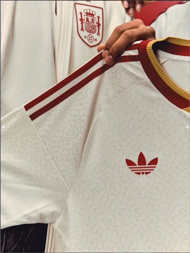 España presentó su uniforme alterno para el Mundial 2026 en blanco
