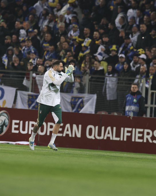 Gianluigi Donnarumma fue la figura de Italia en Bosnia, pero no pudo detener algún tiro en la serie de penaltis.