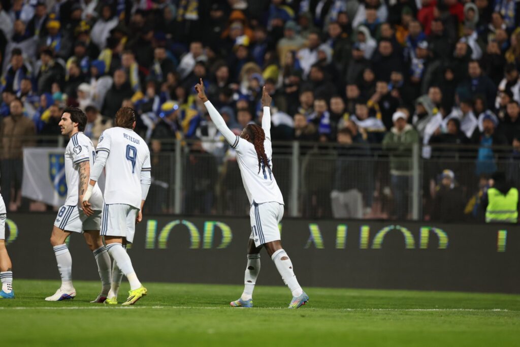 Italia se fue al frente en el primer tiempo, pero jugó con 10 la mayor parte del duelo ante Bosnia