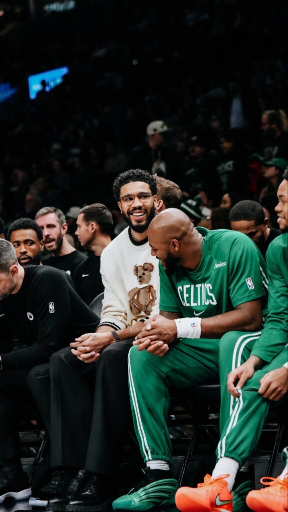 Jayson Tatum ha acompañado a los Celtics desde la Banca durante toda la temporada 2025-2026