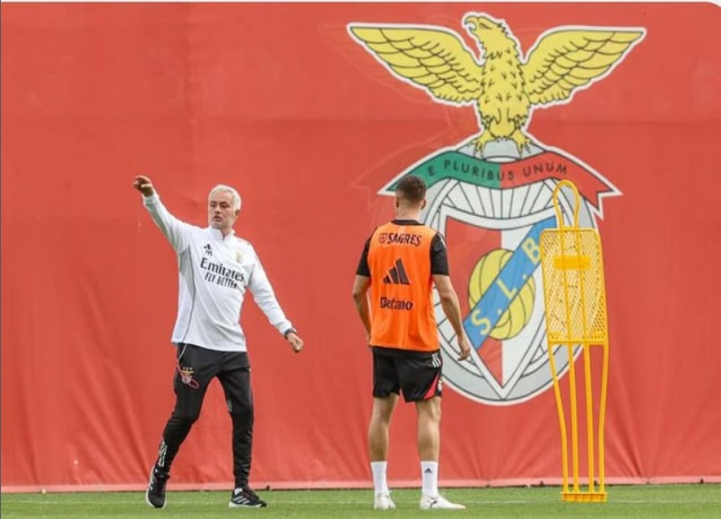 Jose Mourinho está en medio de la polémica por el caso Prestianni, como técnico del Benefica