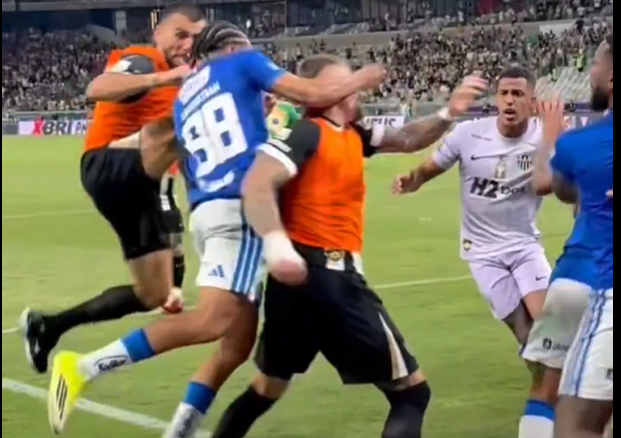 La campal entre Cruzeiro y Atlético Mineiro dejó imágenes espeluznantes por su violencia