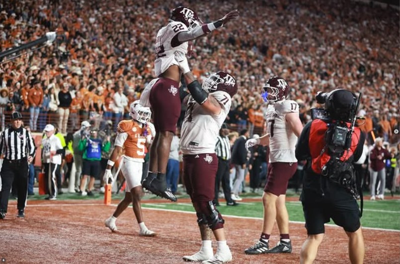 EJ Smith terminó su carrera colegial con Texas A&M y juega con el legendario número 22 de su padre