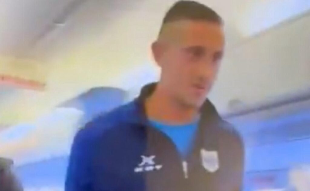 Endrizzi fue retirado del avión por la policía, esposado