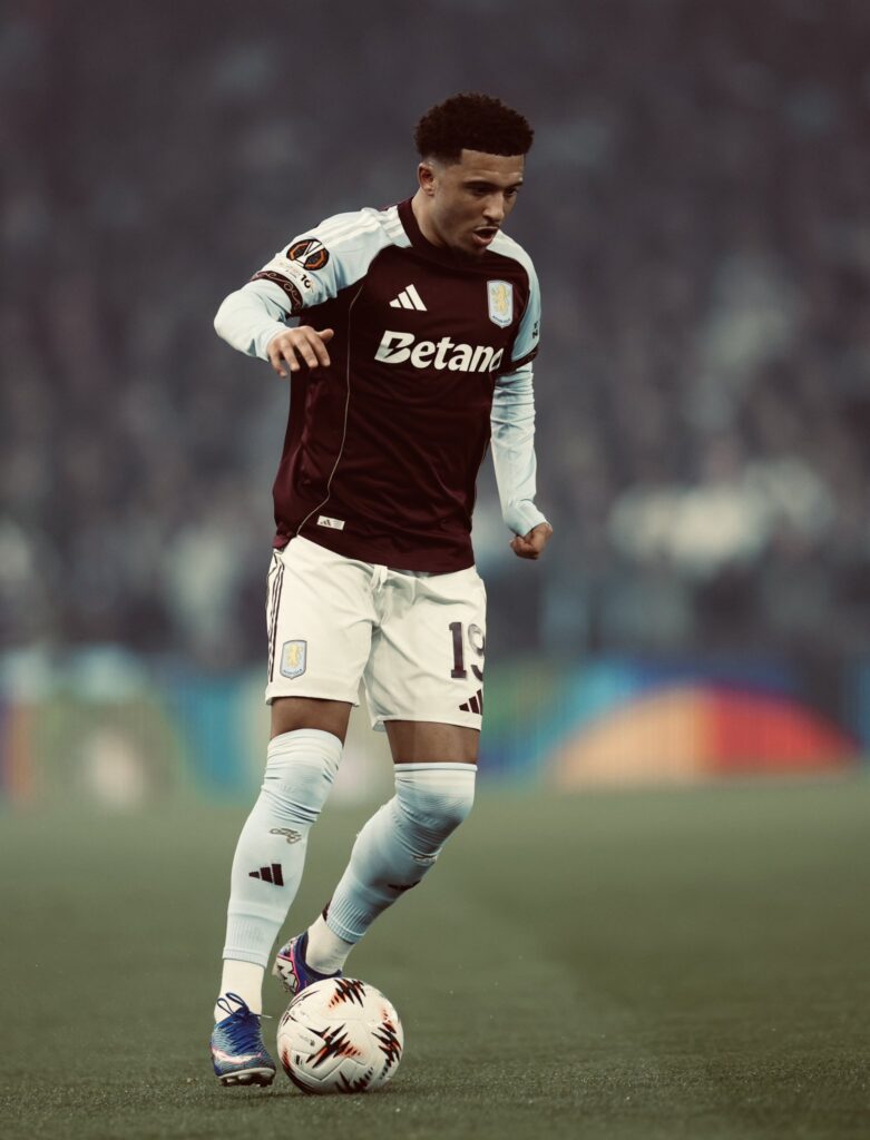 Jadon Sancho ha jugado para varios equipos en la Premier League; actualmente milita para el Aston Villa