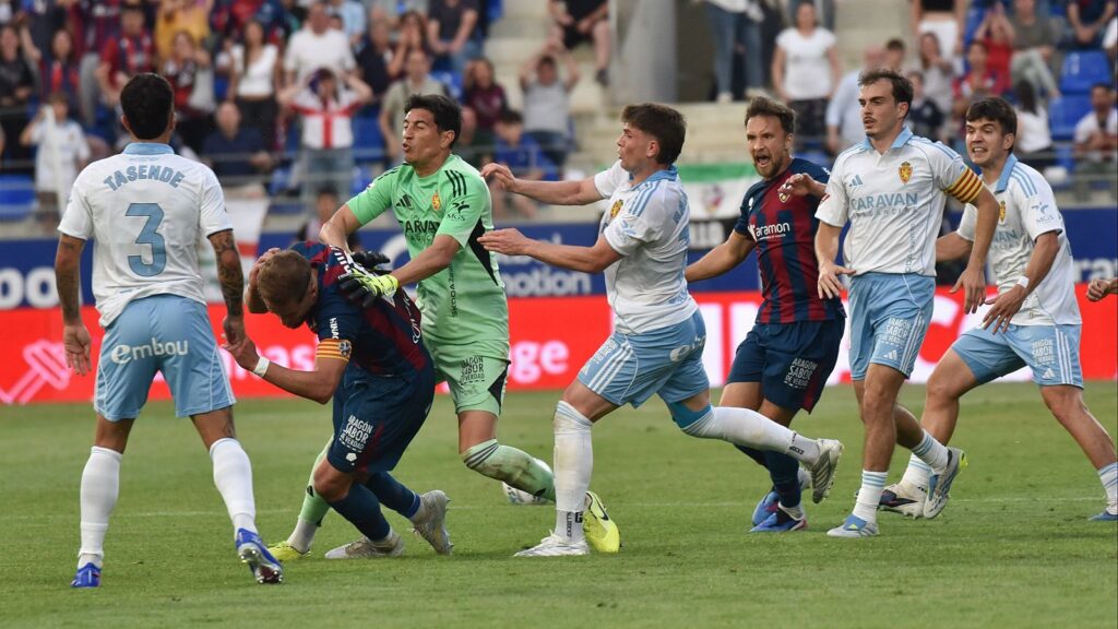 La agresión de Andrada a Pulido provocó una campal entre jugadores de Zaragoza y Huesca en la Segunda División Española