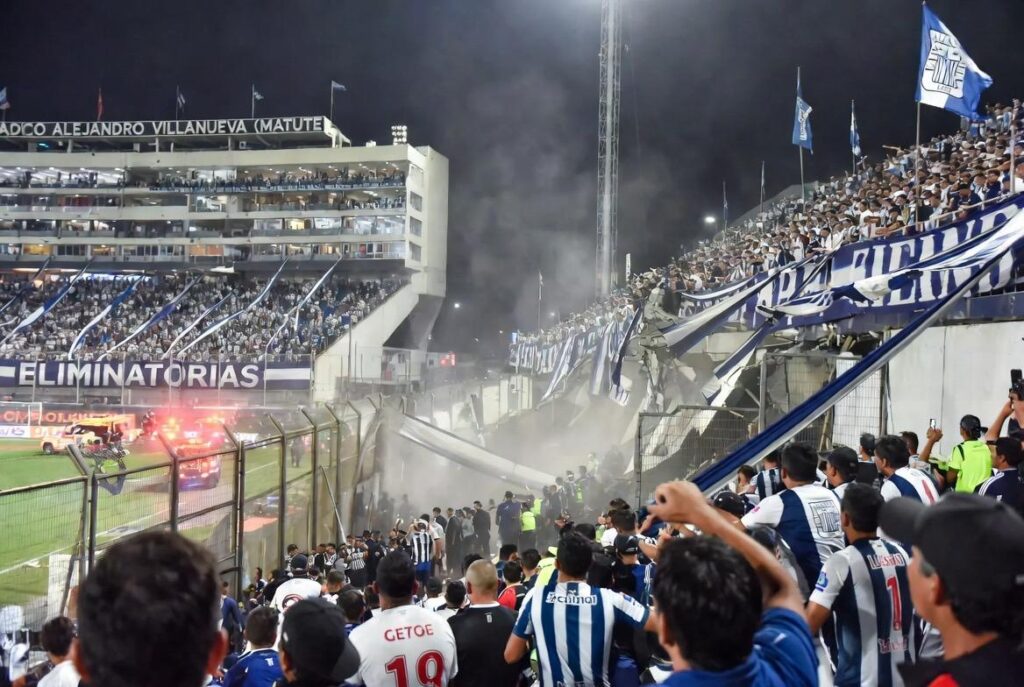 Momento en que colapsó una tribuna del estadio Matute, provocando la muerte de un aficionado, dejando lesionadas a más de 60 personas