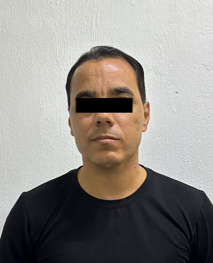 Omar Bravo está acusado de abusar sexualmente de su hijastra menor de edad.