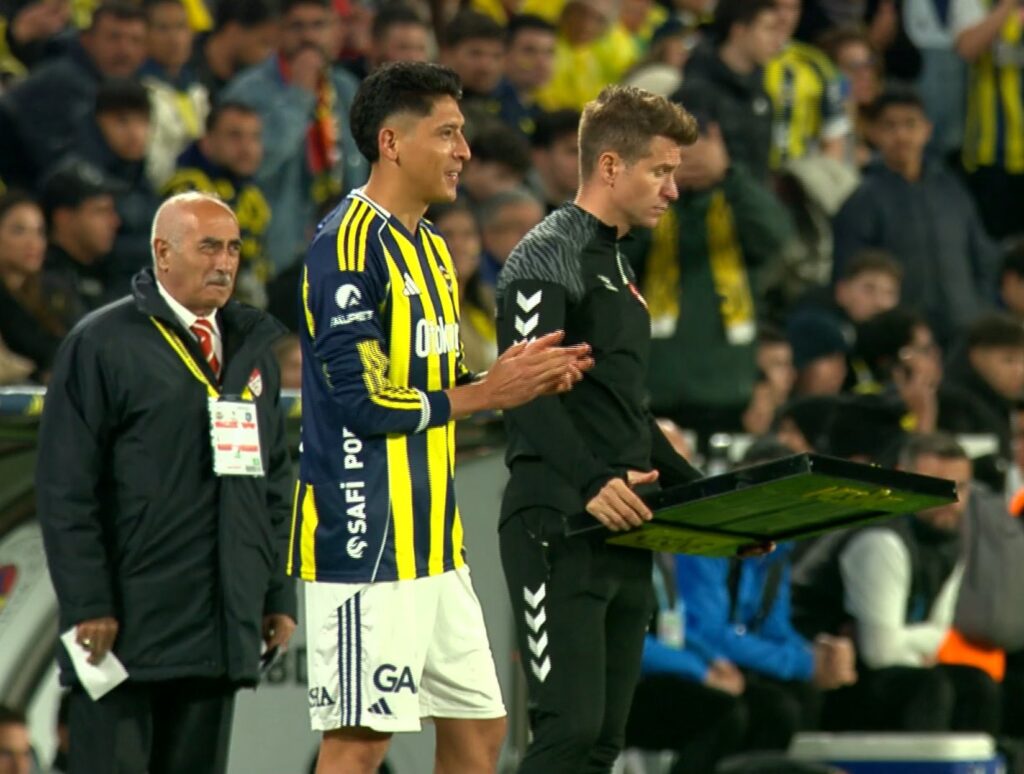 Edson Álvarez regresó al campo luego de recuperarse de una lesión en el tobillo