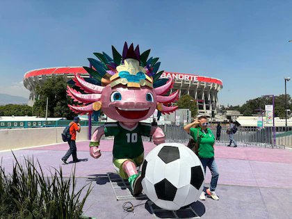 El Gobierno de la CDMX ignoró los reglamentos de la FIFA y colocó una estatua no autorizada de un ajolote en la explanada del Estadio Banorte