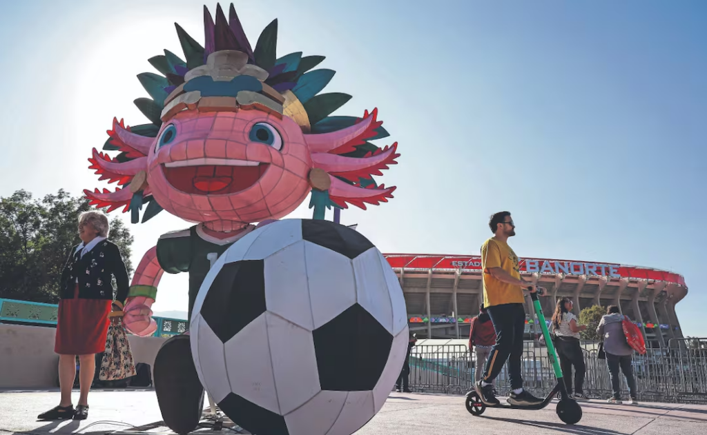 El gobierno de la CDMX aseguró que retiró la estatua como decisión propia y no como una instrucción de la FIFA por violar su reglamento de patrocinios