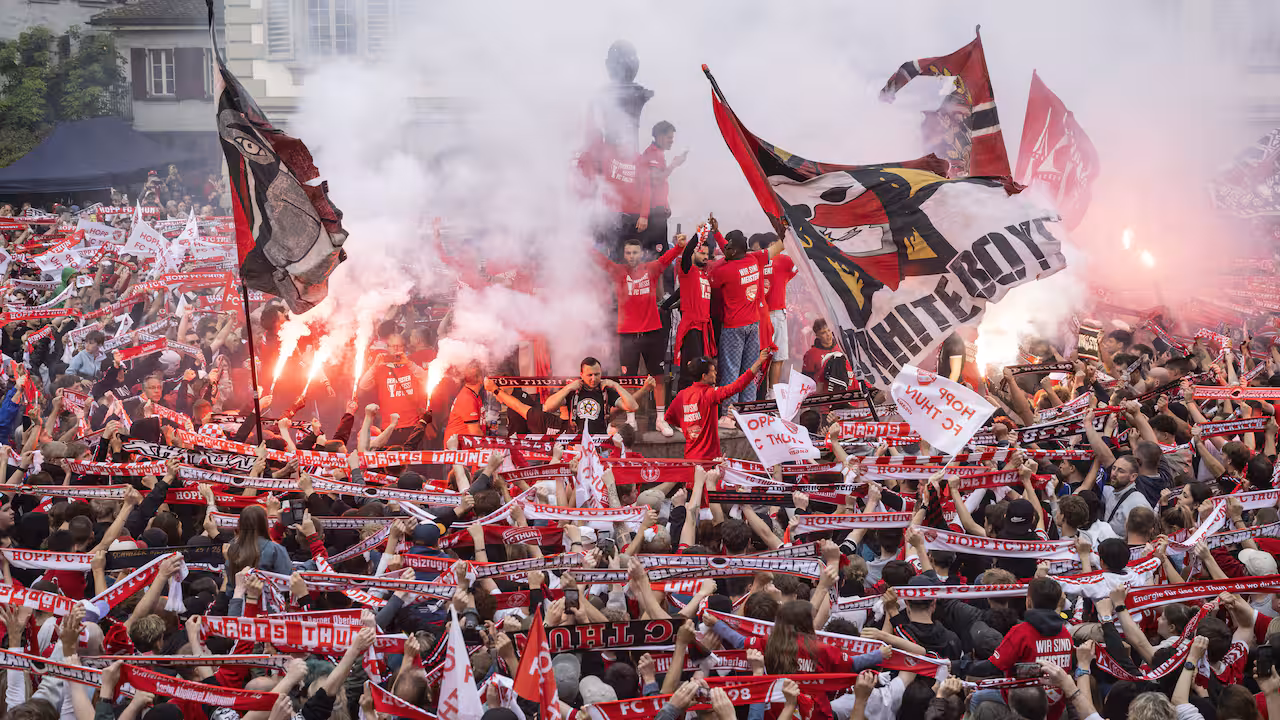 Los aficionados del FC Thun festejaron un título de liga en Suiza por primera vez en sus 128 años de historia