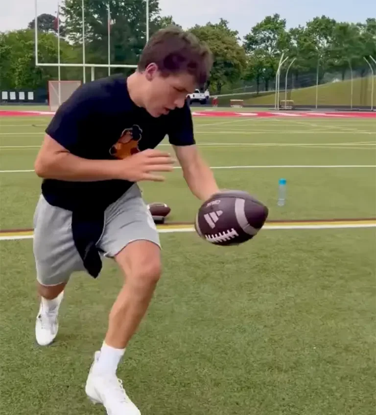 Marshall Manning se hizo viral por mostrar sus movimientos sumamente parecidos a los de su padre Peyton al lanzar el balón