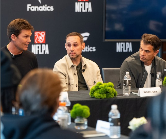 Tom Brady pasa su tiempo en el retiro como modelo, comentarista y accionista de los Raiders