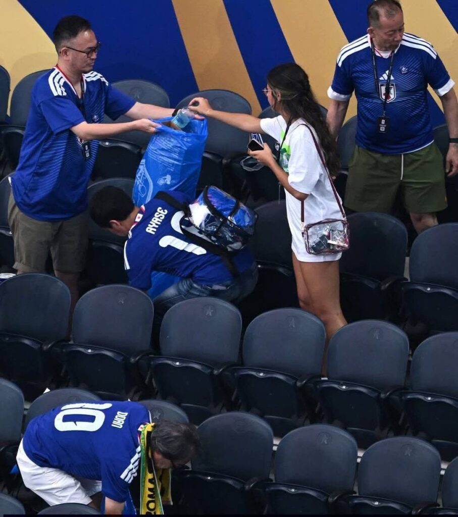 Aficionados de todas las edades se quedan después de los partidos de Japón para limpiarlas tribunas, algo que no se ha logrado replicar en el resto del mundo