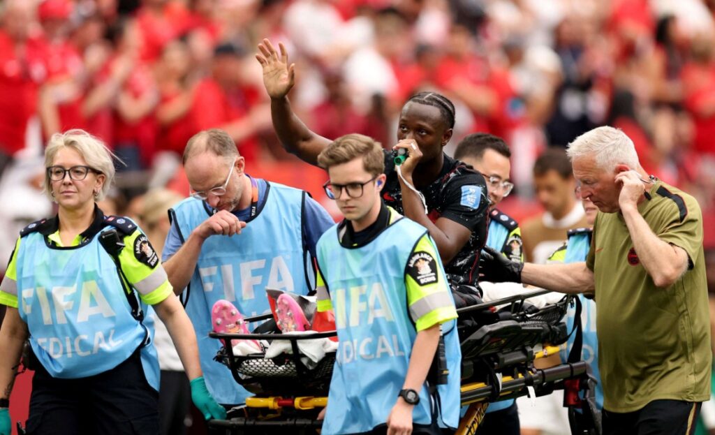 El canadiense Ismaël Koné sufrió una fractura tras una extraña entrada en el Canadá vs Qatar