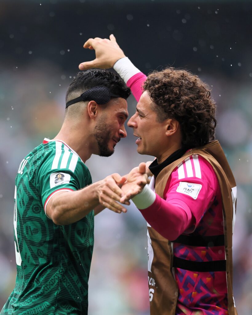 En su sexto Mundial, Guillermo Ochoa funge como líder en el vestidor de las nuevas generaciones