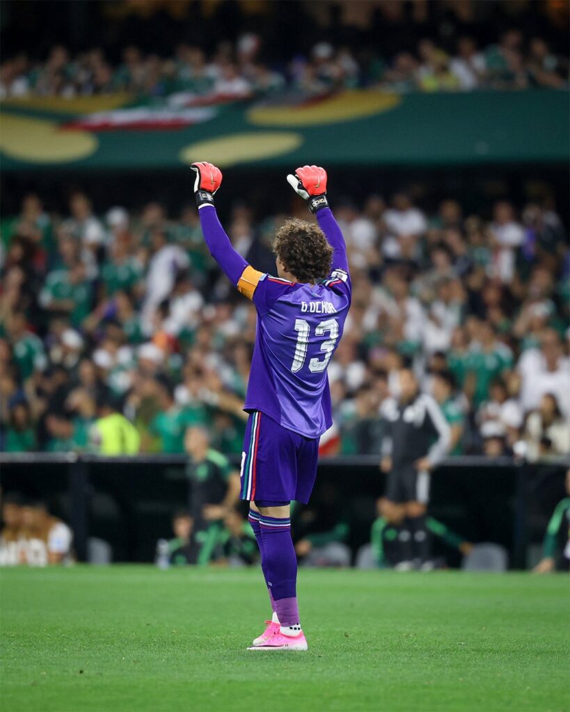Guillermo Ochoa también hizo historia, participando en su cuarto Mundial, sexto en total
