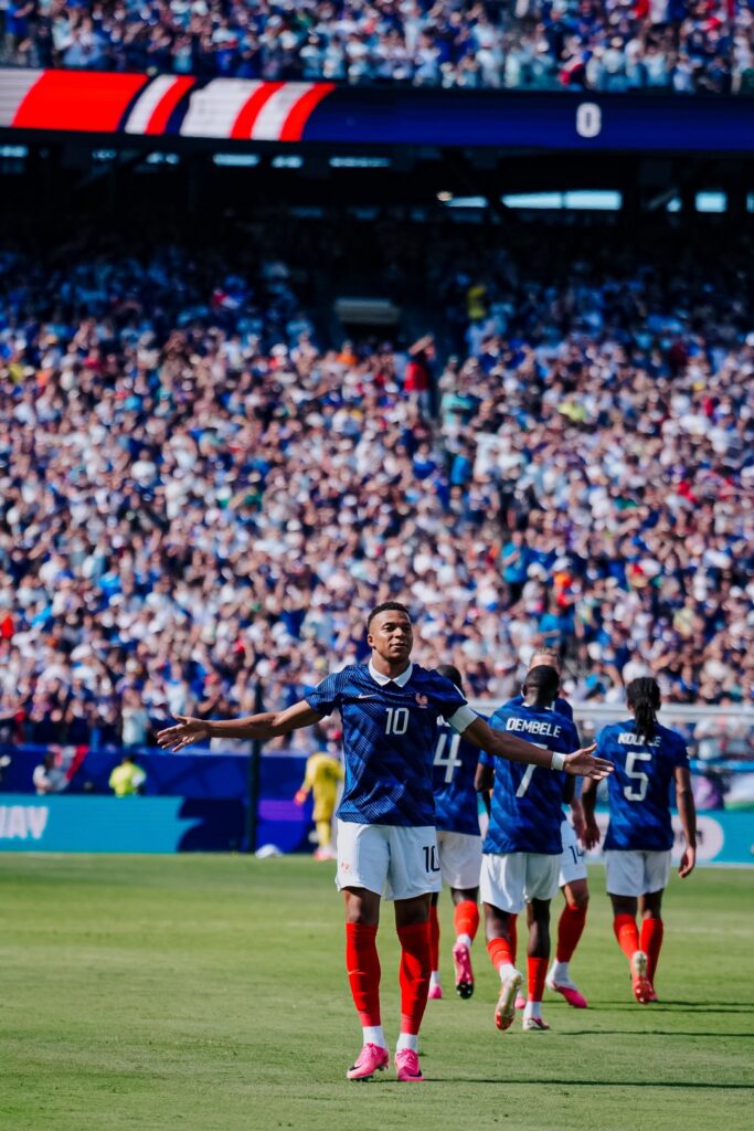 Kylian Mbappé despertó en el segundo tiempo para comandar la victoria de Francia ante Senegal