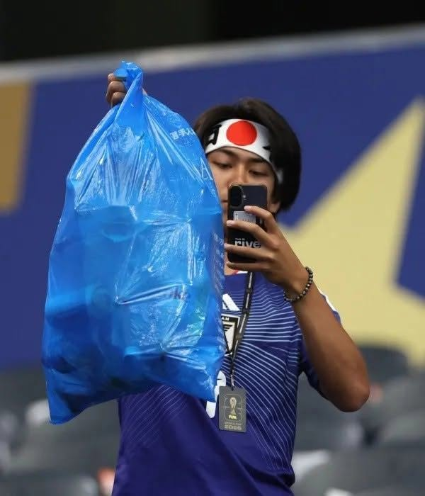 La afición japonesa se ha hecho famosa por su tradición de limpiar los estadios donde juega su selección