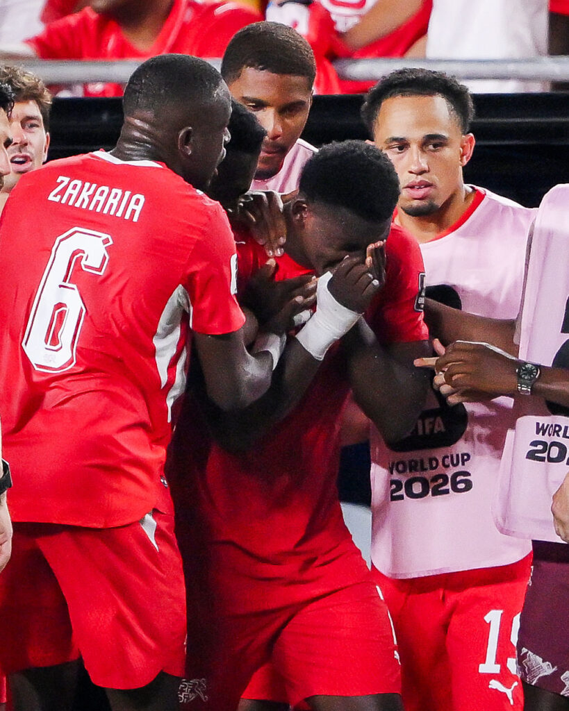 Breel Embolo fue expulsado ante Argentina luego que una revisión del VAR le quitó una falta a favor