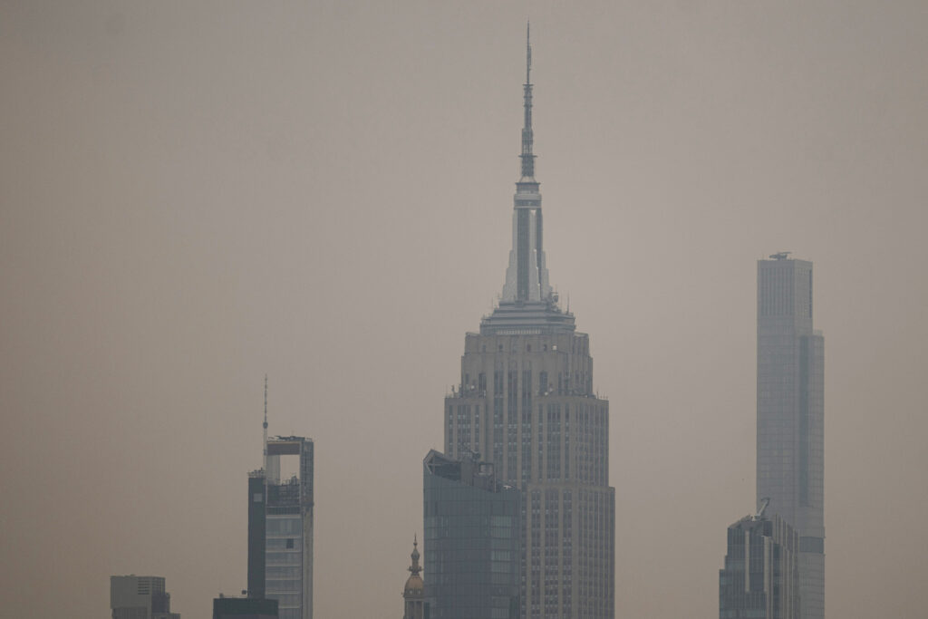 El cielo de Nueva York está cubierto por una densa capa de humo producto de los incendios forestales que hay en Canadá