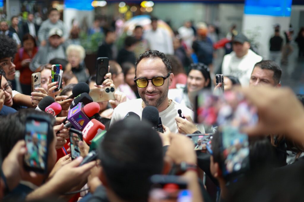 El colombiano fue recibido por la afición del Potro en el Aeropuerto de la Ciudad de México