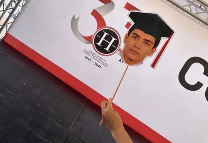 Gil Mora es titular de la Selección Mexicana y graduado de preparatoria en la misma semana