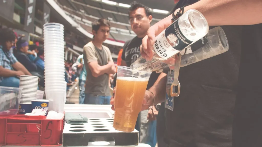 La venta de cerveza en los estadios es uno de los negocios más jugosos del futbol