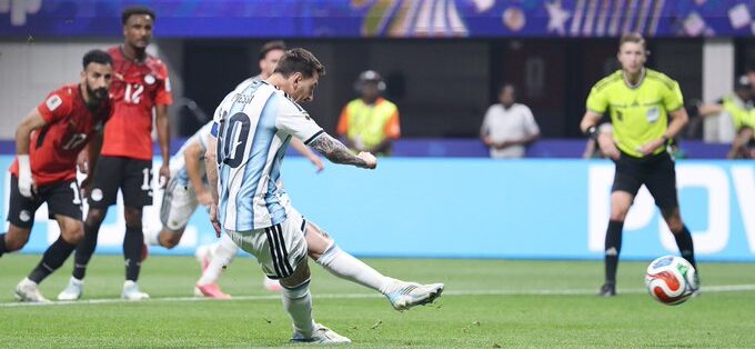 Lionel Messi falló su cuarto penalti en Mundiales, aunque Argentina pasó a cuartos de final