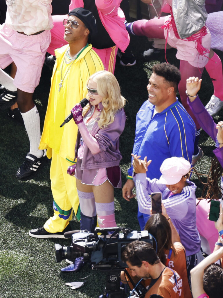 Madonna abrió el show, acompañada de Ronaldinho y Ronaldo