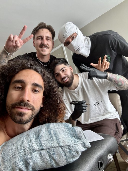 Marc Cucurella compartió el momento en que cumplió su promesa de tatuarse el rostro del técnico Luis de la Fuente