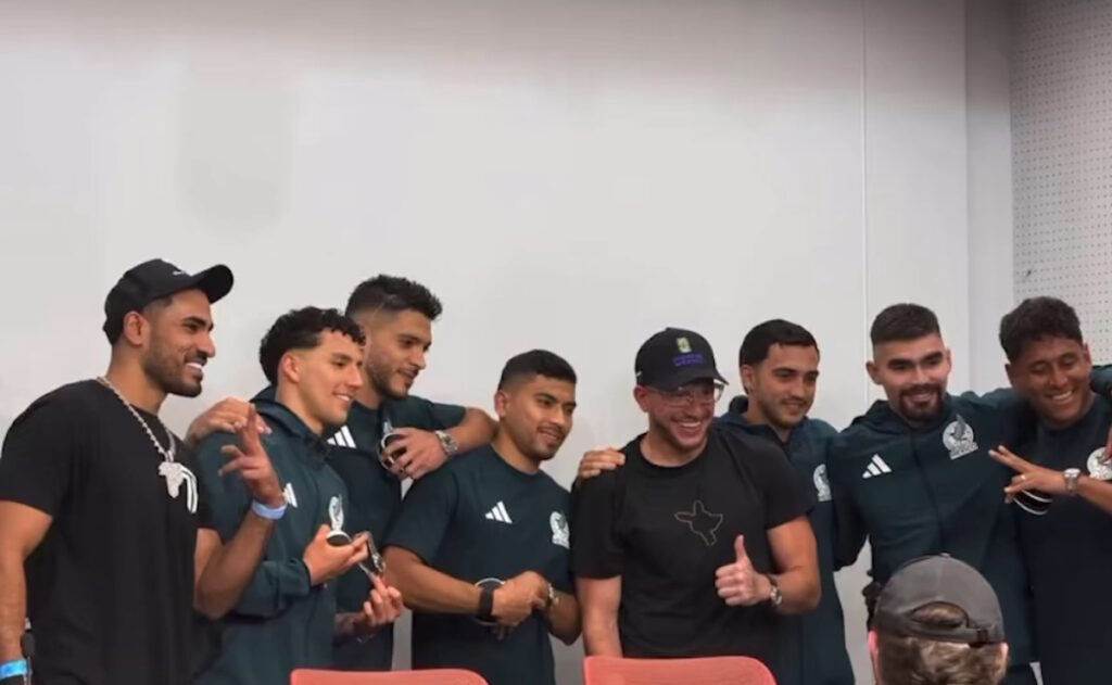 Steve Will Do It festejó con los jugadores del Tri tras la victoria ante Ecuador, que le dejó millones de ganancia