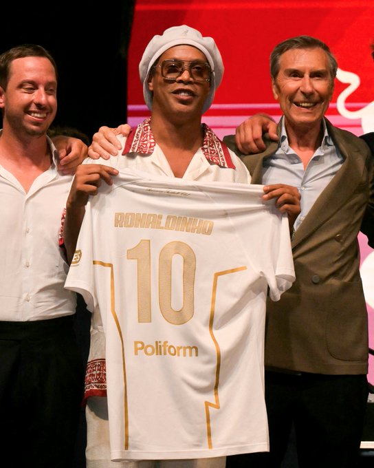 A sus 46 años, Ronaldinho salió del retiro para jugar con el Ravenna de la Serie C de Italia