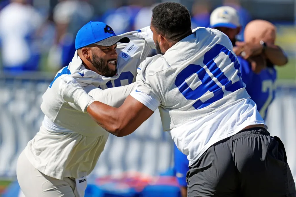 Aaron Donald entrenó este miércoles con los Rams en su campamento de verano